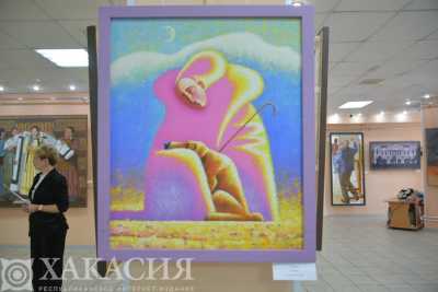 Круглые, гигантские, яркие: в Абакане открылась выставка с весенним настроением