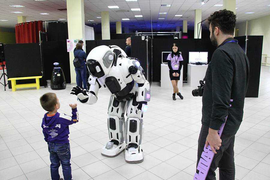 Выставка роботов ульяновск. Фестиваль роботов. Выставка роботов. Робот фестиваль роботов. Фестиваль роботов роботы выставка.