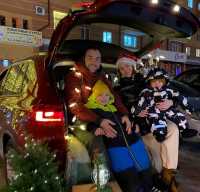 Снежки, подарки, бенгальские огни: новогодний патруль уже дарит праздничное настроение прохожим в Абакане
