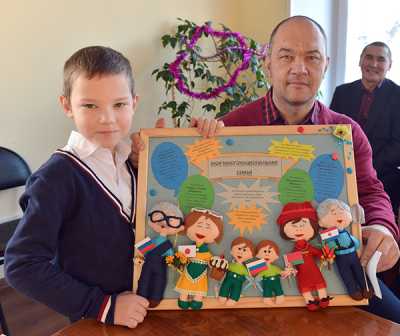Антон Илющенко со своим отцом и полотном «Моя многонациональная семья». 