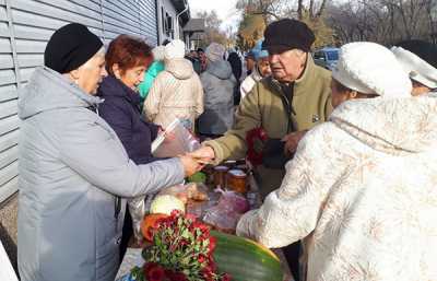 Жители Черногорска охотно раскупали свежие овощи и домашние заготовки. 