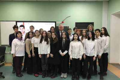 Анатолий Бутенко провел «Разговоры о важном» с черногорскими школьниками