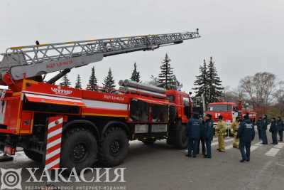 Ветстанцию, гараж и грузовик пришлось спасать от огня в Хакасии