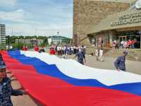 В Абакане развернули тридцатиметровый российский флаг