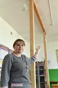 Учитель младших классов Марина Титовец: «Чтобы не рухнули потолки, в нескольких кабинетах стоят подпорки». 