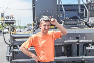 Машинист асфальтоукладчика ДСП-8 Армен Геворкян, работающий сейчас над улицей Торосова, уже 10 лет в дорожной отрасли. 
