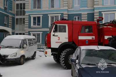 Жители абаканской многоэтажки попросили пожарных проехать по их двору