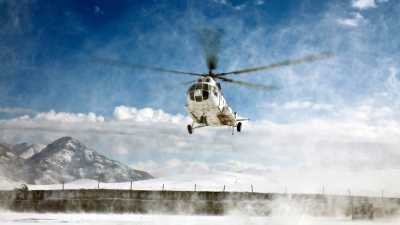 В Сибири вертолет попал в снежный вихрь