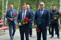 Глава Хакасии почтил память погибших при аварии на СШГЭС