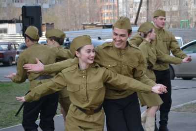 Концерты ко Дню Победы прошли во дворах Черногорска