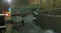 В Хакасии карета «скорой» помощи врезалась в здание суда