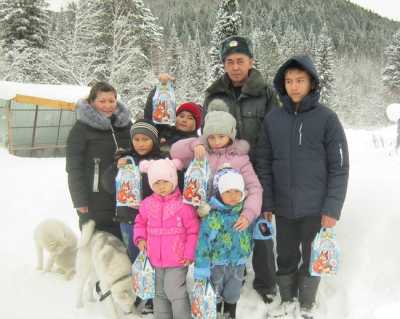 Помощники Деда Мороза побывали в заснеженных деревнях Хакасии