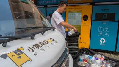 Китаец обыскал три тонны мусора ради билетов на концерт любимого певца