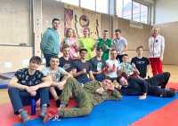 Ребята из проекта «Сильное поколение» с куратором, мастером спорта по карате Ольгой Шелеметьевой после мастер-класса по защите без оружия. 