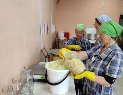Заключенные в Хакасии маринуют томаты и капусту