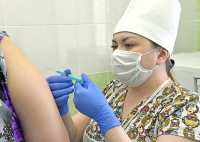 В Абаканской межрайонной клинической больнице медсестра Татьяна Печёнкина в кабинете иммунопрофилактики ежедневно вакцинирует от 30 до 80 человек. Поставить прививку в будние дни можно с 8 до 16 часов (обед с 12 до 12.30), в понедельник — до 14.30.