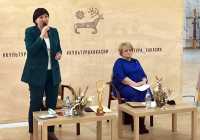 Министр культуры Светлана Окольникова и заместитель главы Хакасии Ольга Пономарева говорят о том, что у культуры нет главных и второстепенных задач. 