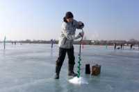 В Хакасии десятки человек вышли на лед ради развлечений