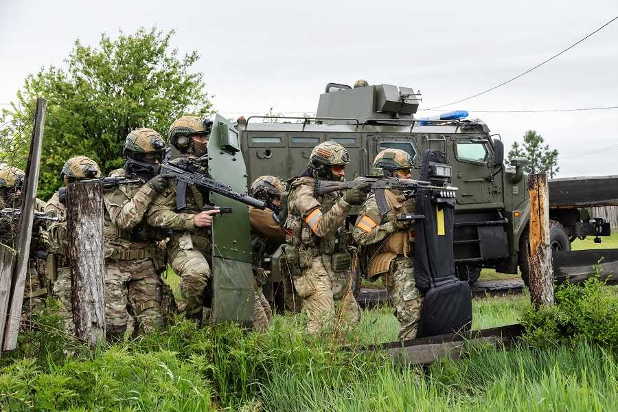 Спецназ Росгвардии нейтрализовал условных бандитов в рамках учения оперативного штаба в Республике Хакасия