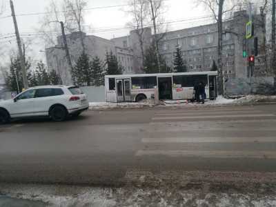 Водитель автобуса в Красноярске врезался в дерево и умер