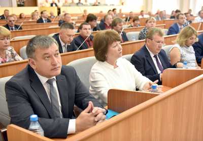 Игорь Тугужеков и Татьяна Курбатова (на снимке крайние слева) прошли согласование депутатского корпуса на должности в правительстве республики. 
