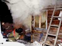 В Саяногорске из горящей квартиры вывели виновника пожара