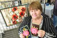 Татьяна Киселёва живёт по принципу «научилась сама — научи других». Ленточной вышивке она обучает пенсионерок, самой старшей из которых 92 года. 