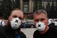 Задыхающиеся от смога красноярцы пришли к правительству в противогазах