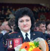 Начальник ЭКЦ МВД Хакасии Наталья Руденко получила награду из рук главы республики. 