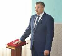 Вступая в должность главы Таштыпского района, Николай Чебодаев поклялся верно служить народу, честно и добросовестно исполнять свои обязанности. 