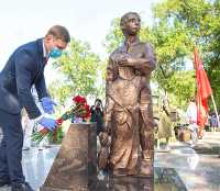 К памятнику «Дети войны» возлагает цветы глава Хакасии Валентин Коновалов.