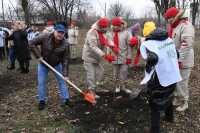 Сергей Ромашов помог свердловчанам посадить березы и рябины в парке