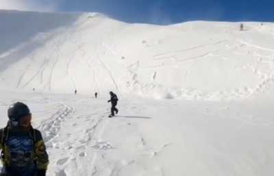 Вот голова: сноубордист спустил лавину в горах Хакасии и оказался завален снегом