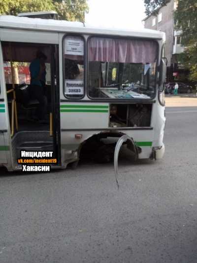 В Абакане у автобуса отвалилось колесо
