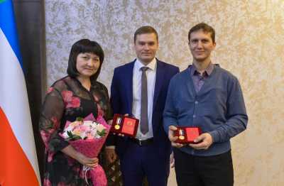 Глава Хакасии вручил многодетной семье из Черногорска высокую награду