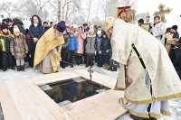 Кульминация праздника: архиепископ Абаканский и Хакасский Ионафан совершает чин освящения воды в реке Абакан. 