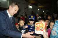 В Хакасии детям из малых сёл вручили сладкие подарки