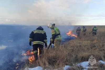 Деревообрабатывающий цех и палы травы тушили пожарные Хакасии в минувшие сутки