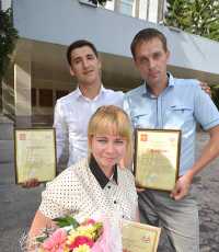 Начинающие усть-абаканские фермеры: Анна Буланова, Муродали Насыров (слева) и Артём Костяков.