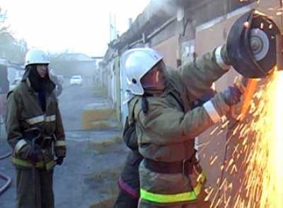 В Черногорске пришлось вскрыть гараж, чтобы потушить пламя