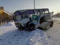 В Хакасии автобус расплющил иномарку