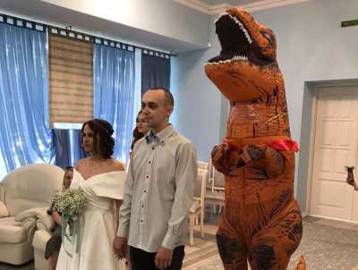 Динозавр стал свидетелем на свадьбе в Абакане