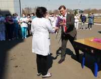Глава Саяногорска вручил цветы работникам сферы здравоохранения