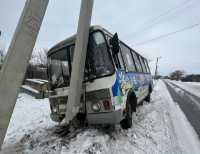Автобус в столб, пассажиры в больницу: ДТП в Абакане