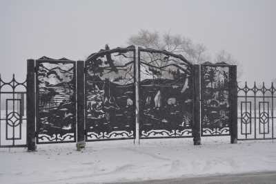 Хакасские пейзажи украсили ворота в парке Черногорска