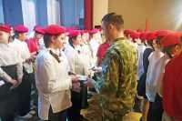 Росгвардейцы Хакасии приняли абаканских школьников в ряды юнармейцев