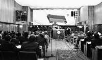 Май 1995 года. Зал Верховного Совета. Председатель В.Н. Штыгашев представляет Конституцию Респуб­лики Хакасия. 