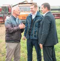 Ашот Манукян (слева) и Сергей Труфанов (справа) рассказали Валентину Коновалову, как идёт уборка урожая на полях Бейского района. 
