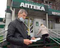 В социальной аптеке на улице Кирова в Абакане, где выдают лекарства льготникам, очередей нет. В целом в аптеках Хакасии необеспеченные рецепты обслужат  до 24 мая. 