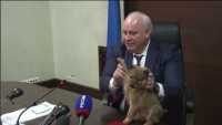 Главе Хакасии подарили щенка, пес лизнул его в щеку и порычал в правительственный микрофон